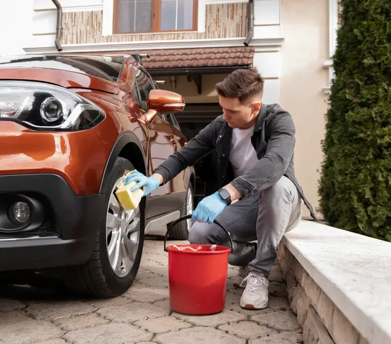 Lavage auto à domicile Bouc-Bel-Air : professionnel intervenant sur un véhicule